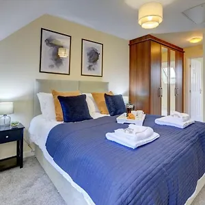 The Leyburn I Large Executive House I Great Dining Space I Parking I Garden I Close To Nec & 12 Mins To Airport I Ecoshort Term Let By Silva , Birmingham United Kingdom